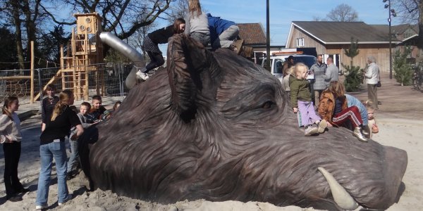 Foto: Beeld van Krelis de Keiler onthuld bij Poort van de Veluwe