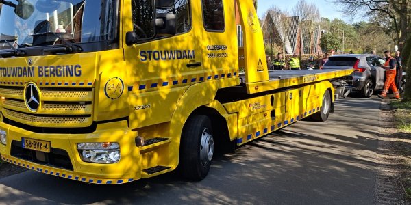 Foto: Auto zwaar beschadigd na botsing tegen boom in Nunspeet