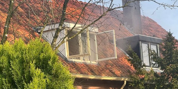 Foto: Brandweer rukt uit voor woningbrand aan Waterweg in Nunspeet