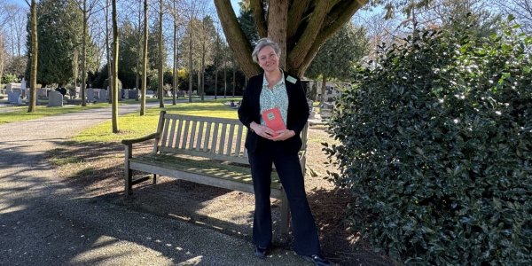 Foto: Saskia biedt een luisterend oor op Harderwijkse begraafplaatsen