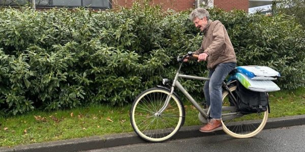 Foto: In de file voor gratis compost: ‘Het gaat erg hard’