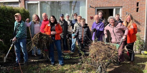 Foto: ‘Het betekent alles voor mij’: vrijwilligers geven Nunspeetse man zijn tuin én rust terug
