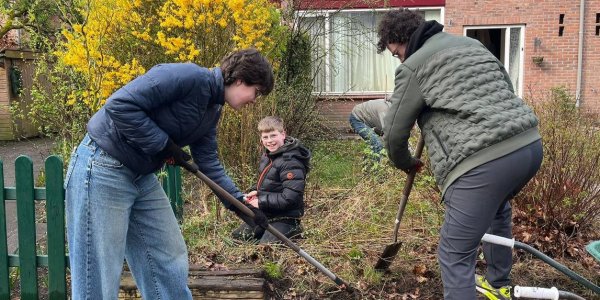 Foto: ‘Het betekent alles voor mij’: vrijwilligers geven Nunspeetse man zijn tuin én rust terug