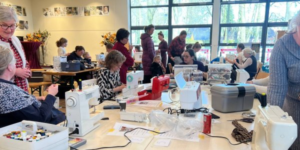 Foto: Moeders en oma's nemen naaimachine mee naar school en ze draaien op volle toeren